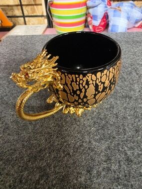 AT-1 Black and Gold Dragon Accent Mug